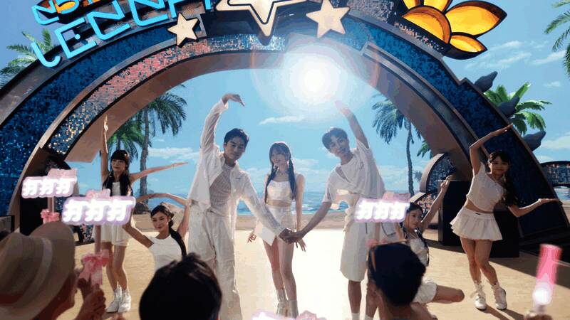 王心凌与游戏角色同台亮相，画面充满动感与能量特效