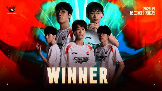 比赛现场激烈对战画面，选手神情专注操作英雄