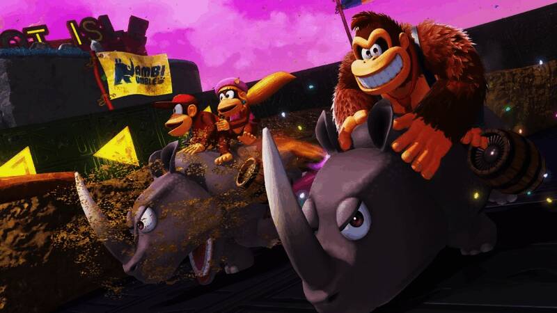 高桥和也工作照，正在操作《咚奇刚：蕉力全开》的游戏演示画面