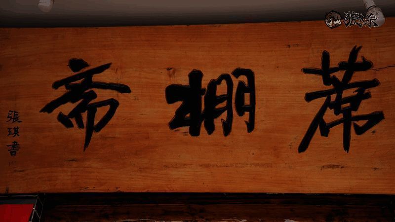 皮影雕刻师正在细致雕琢角色轮廓，展现精湛技艺