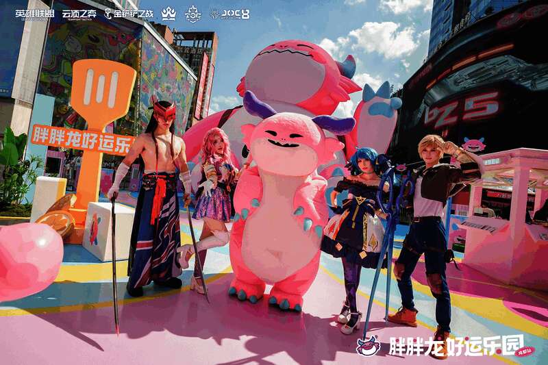 现场Cosplay表演者身着游戏角色服装，与玩家热情互动合影