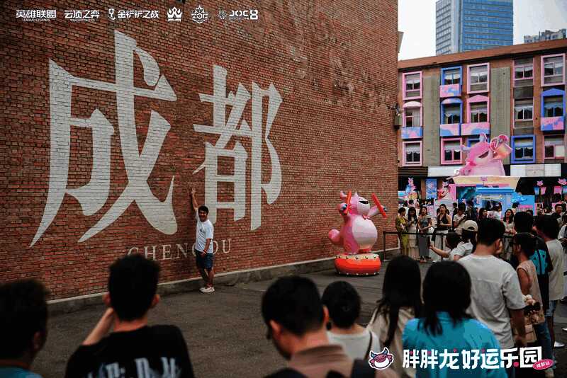 东郊记忆活动现场夜景璀璨，电竞与工业风完美融合