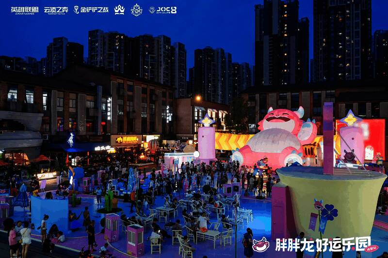 东郊记忆主会场内人头攒动，玩家积极参与互动游戏和周边领取