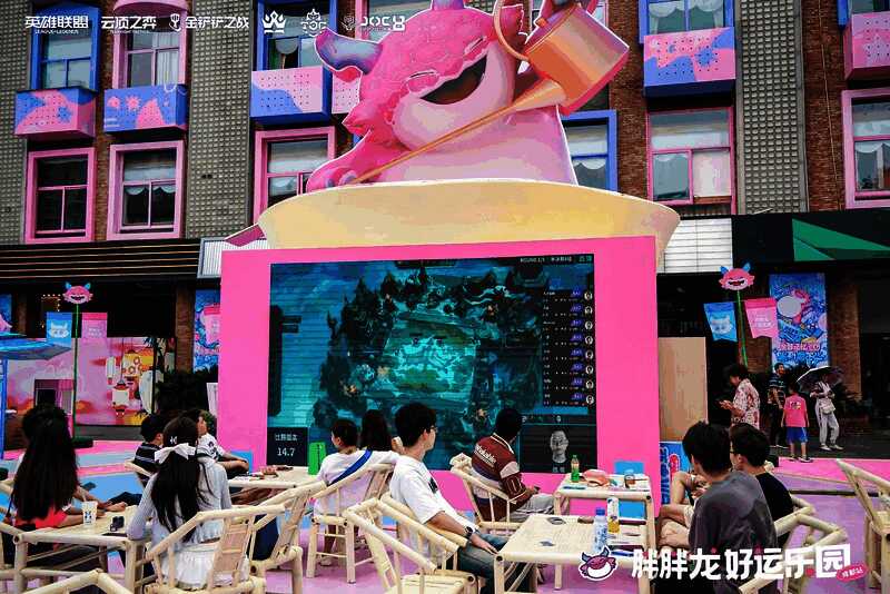 天胡茶馆观赛区全景，玩家边喝茶边观看比赛直播，气氛轻松愉悦