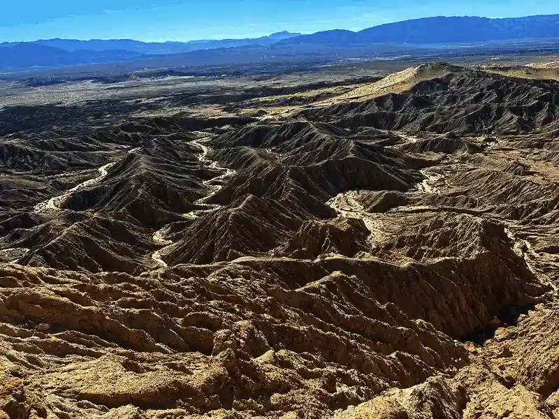 游戏场景与现实沙漠的光影效果惊人相似，营造出强烈的沉浸氛围