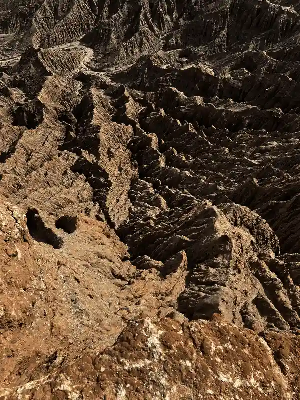 游戏内角色穿越荒漠的场景，背景地貌与真实沙漠如出一辙