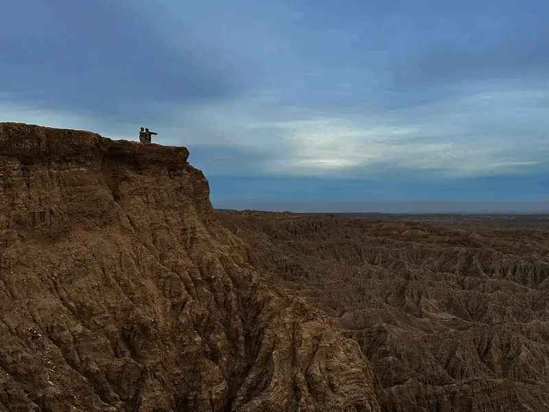 远处山脉轮廓与游戏中地形高度一致，呈现出一种超现实的错觉