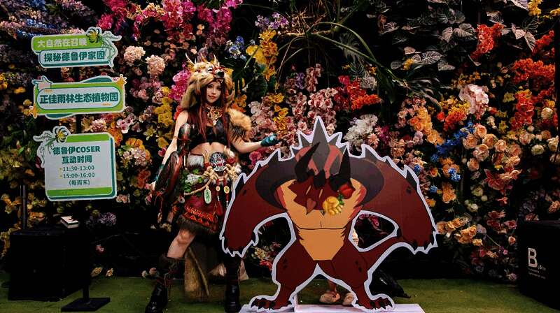 广州正佳雨林生态植物园活动现场照片，游客佩戴德鲁伊主题徽章