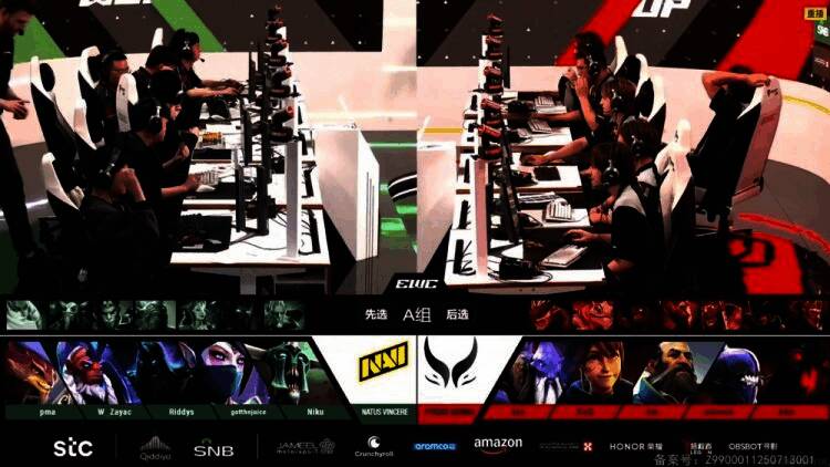 DOTA2电竞世界杯现场画面，选手专注对战，观众席座无虚席