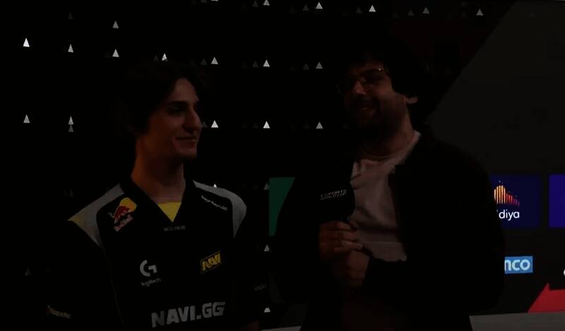 NAVI选手接受赛后采访，神情自信从容