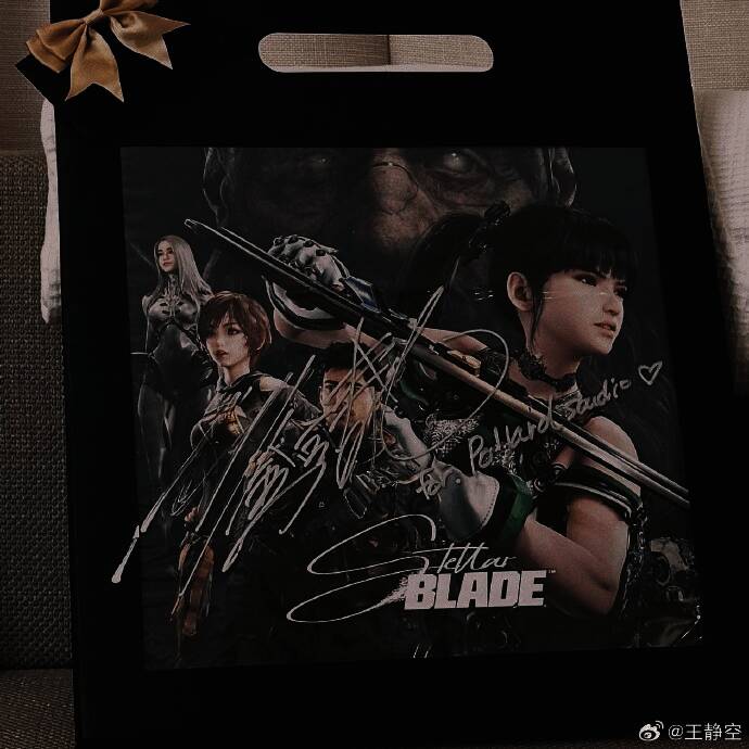 王勇赫手持《KARMA》周边纪念品与嘉宾合影