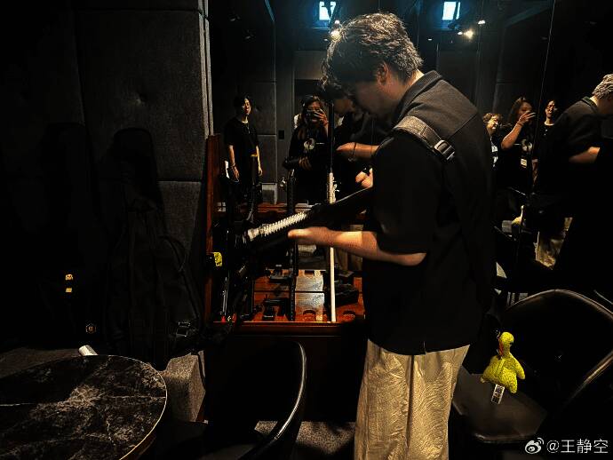 《黑暗世界：因与果》宣传图展示游戏风格画面