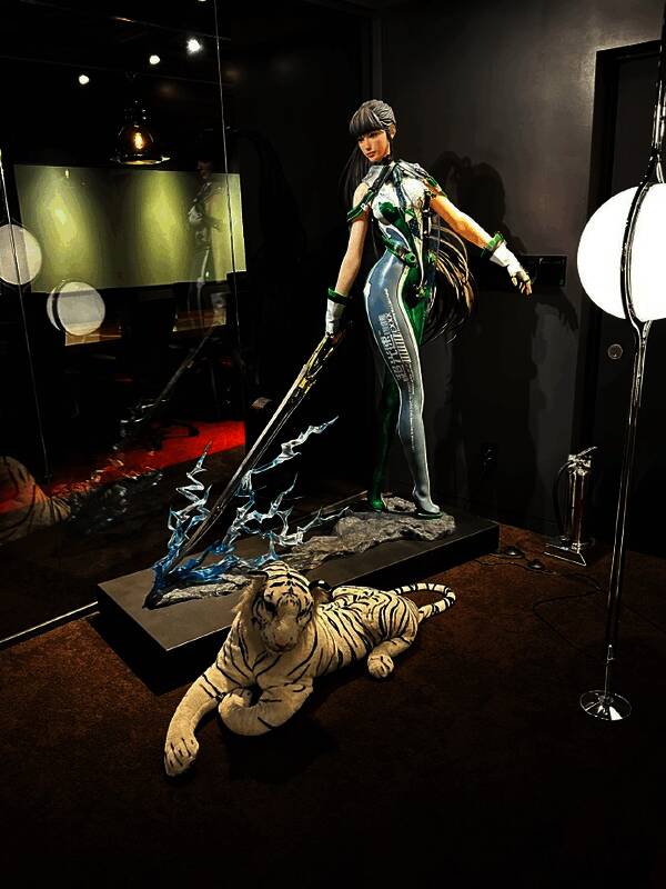 角色在昏暗环境中探索的紧张氛围截图