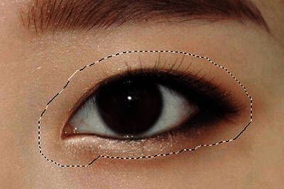 使用钢笔工具勾勒眼部轮廓的PS操作界面截图