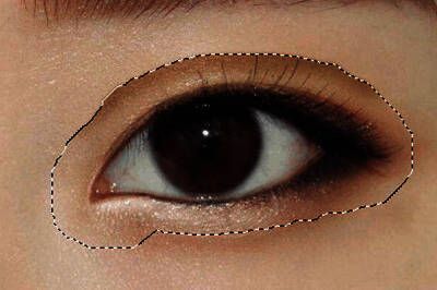 使用加深工具处理眼皮区域的效果对比图