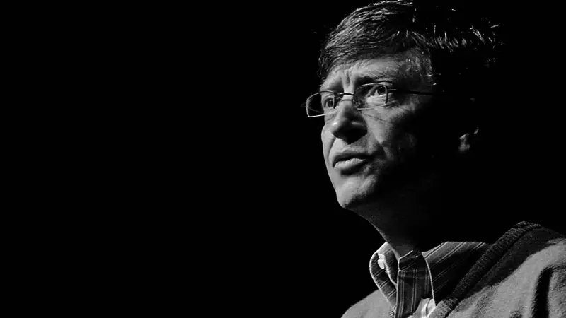 比尔·盖茨在演讲现场神情专注