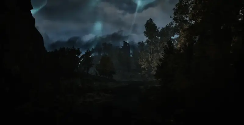 角色身穿中世纪盔甲，在城堡走廊中前行，光影交错