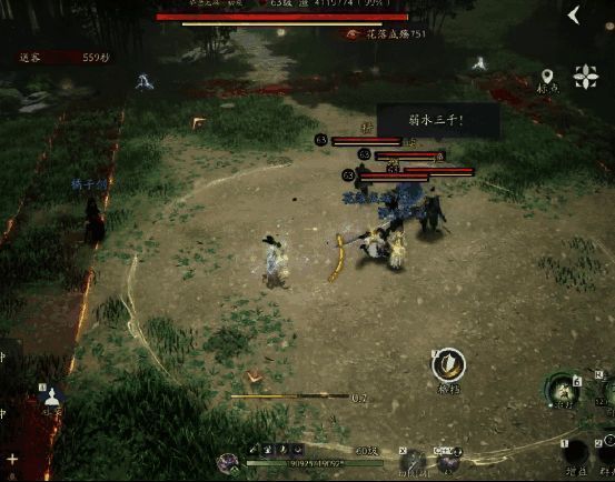 四位护卫围成一圈，各自释放独特技能，画面充满武侠气息