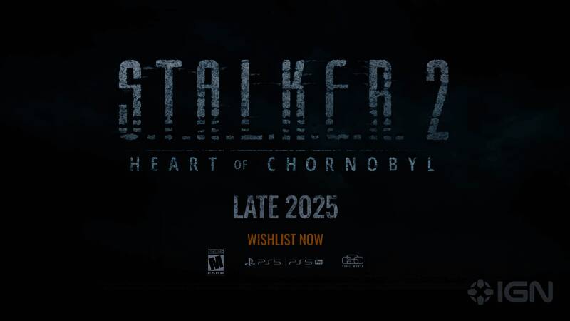 《潜行者2》游戏场景截图，废墟城市中弥漫着诡异气氛，角色持枪谨慎前行