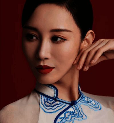 朱洁静化身赤焰神祗，展现东方神韵与力量之美