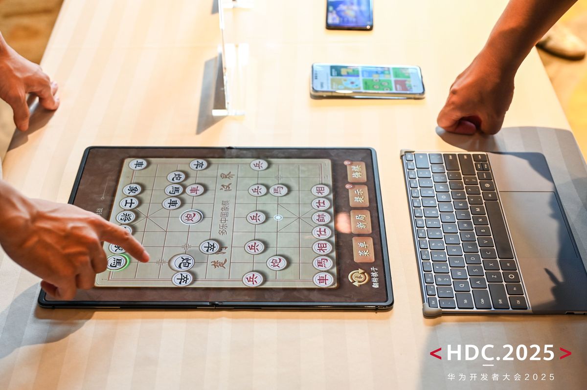 玩家使用鸿蒙电脑展开模式进行象棋对弈，沉浸感十足
