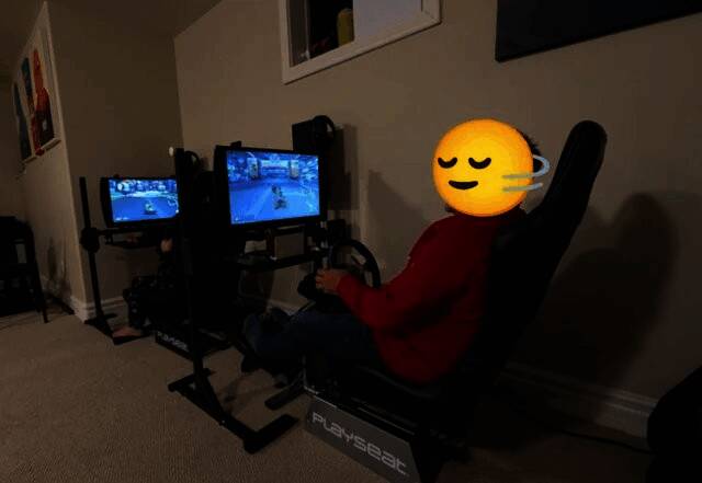 家庭街机厅设备组装过程中的照片，方向盘与座椅已就位