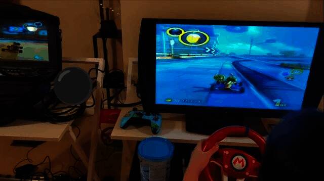 设备细节特写，展示方向盘与踏板的连接结构