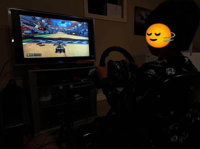 多显示器环绕布局，增强沉浸式体验