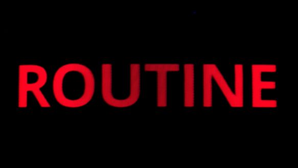 《Routine》游戏画面展示月球基地内部昏暗走廊，灯光闪烁不定，营造出压抑氛围