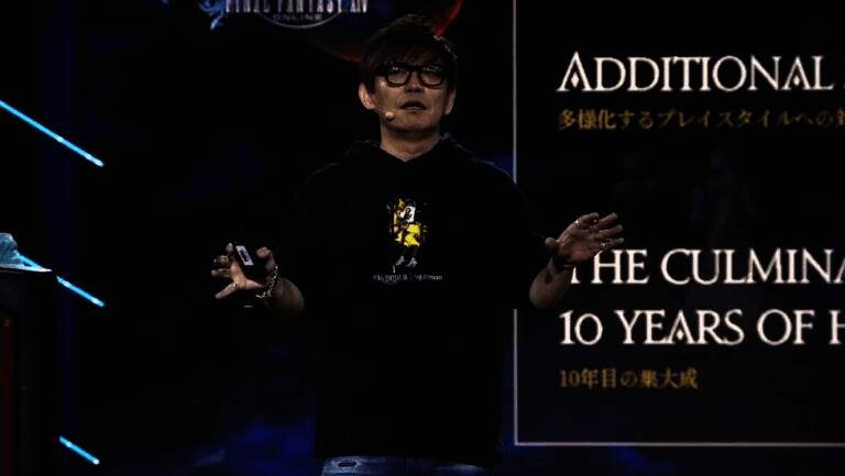 吉田直树接受《Fami通》采访现场照片，背景为《最终幻想14》游戏画面