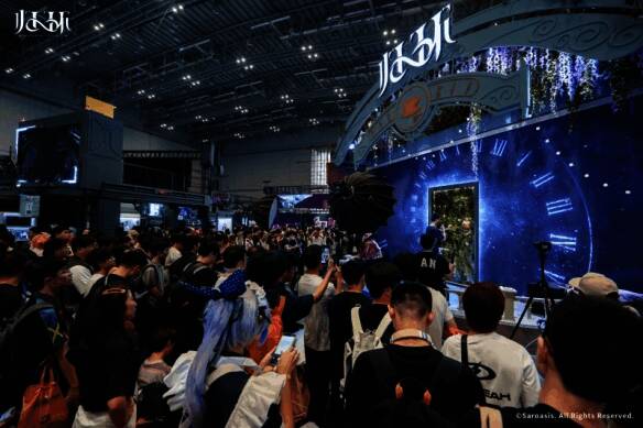 《归环》在BW2025展会上设立的展区，中央摆放着巨大的BOSS模型与互动装置