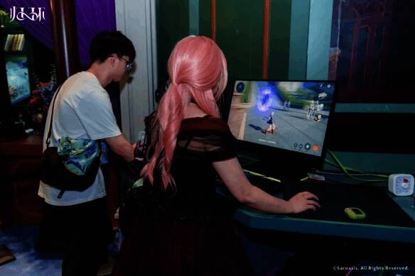 玩家在展会上激烈挑战达芙涅副本，屏幕上展示出炫酷的战斗特效与角色技能组合