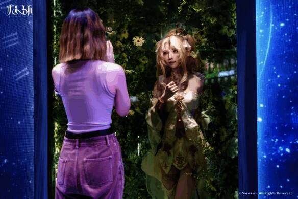 女仆咖啡厅展区中，COSER身着制服跳起舞蹈，周围玩家围观拍摄，气氛热烈