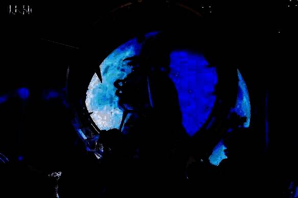 达芙涅巨物雕塑高耸于展区中央，众多玩家站在其脚下合影，背景灯光营造出恢弘氛围