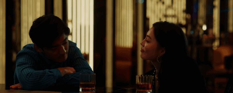 《情感反诈模拟器》陈欣欣角色立绘，画面中展现其神秘微笑与复杂情绪