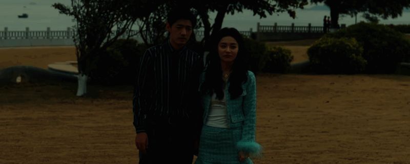 《情感反诈模拟器》完美结局画面，主角与欣欣站在夕阳下相视而笑