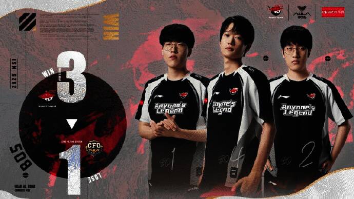 比赛中AL战队专注对局，选手神情紧张