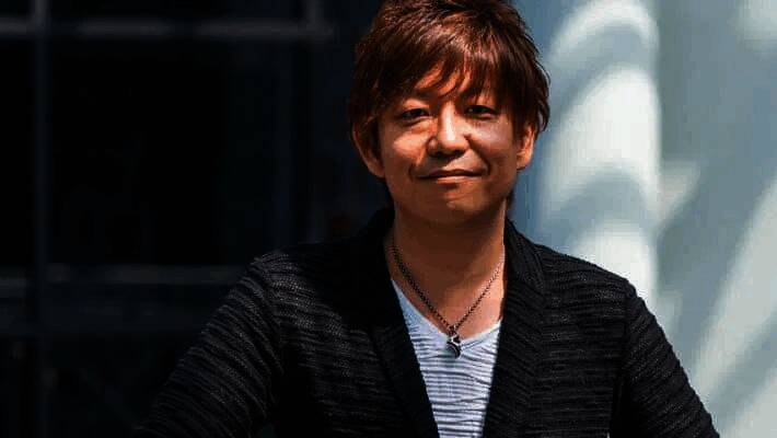 吉田直树接受采访现场照片，背景为《最终幻想16》游戏画面