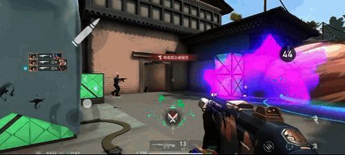 实机操作演示，展示角色移动与技能释放细节