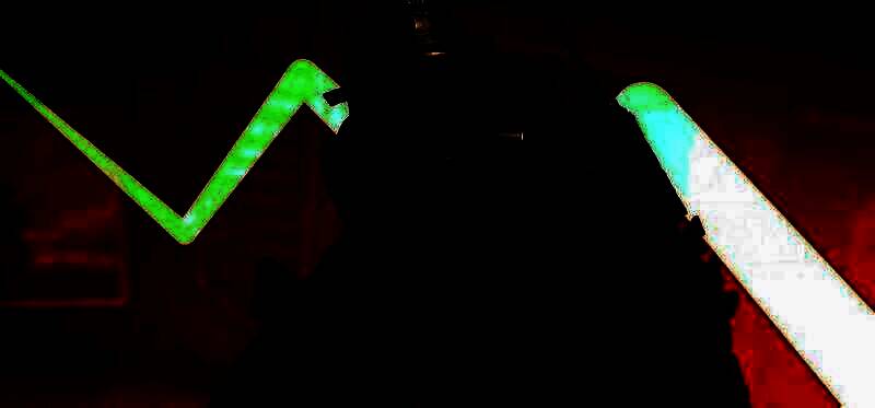 《严阵以待》游戏画面展示紧张对战场景，多名角色在城市街道中持枪对峙