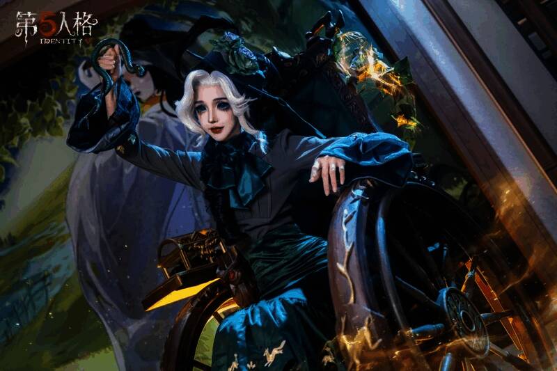 COSER扮演《第五人格》角色与观众互动合影，现场氛围热烈