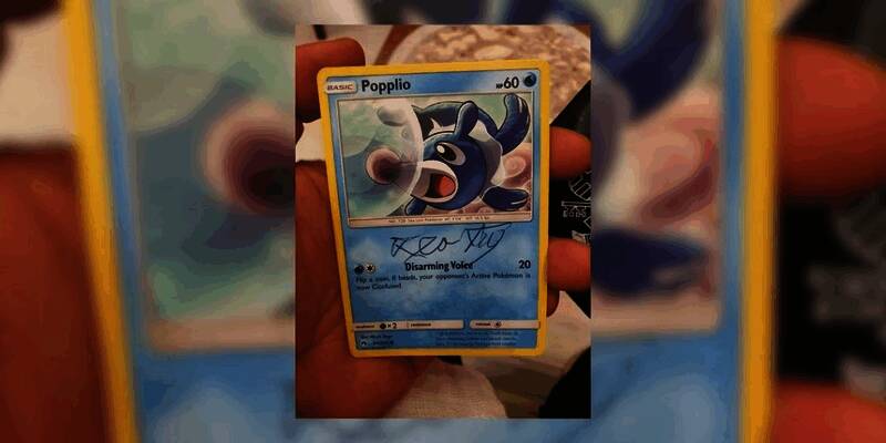 教皇手持宝可梦卡牌，面带微笑，背景为庄严的教堂内部