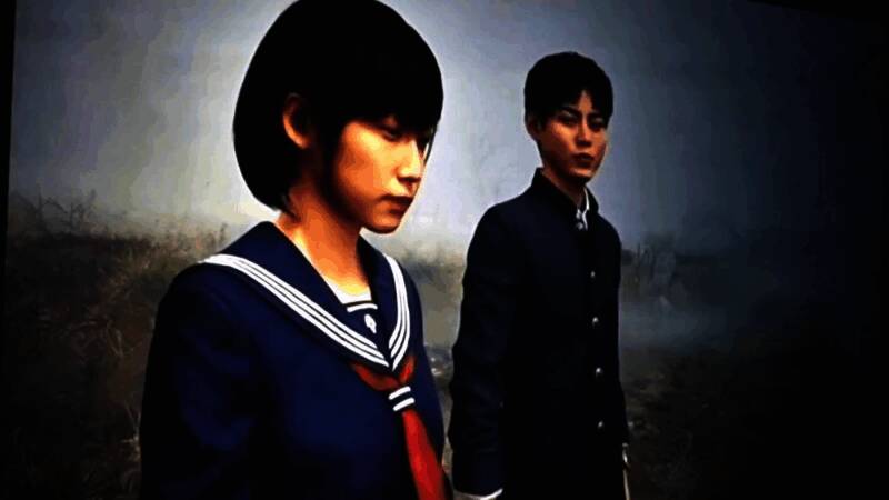 主角深水雏子在昏暗环境中谨慎前行的画面