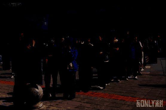 卡皮巴拉戴着游戏内角色同款装备，吸引大批玩家合影