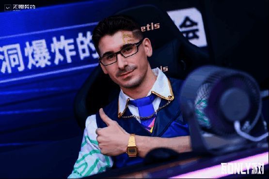 表演赛现场观众座无虚席，气氛火爆异常