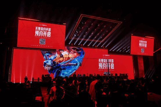 活动现场充满创意元素，吸引大量围观群众驻足观看