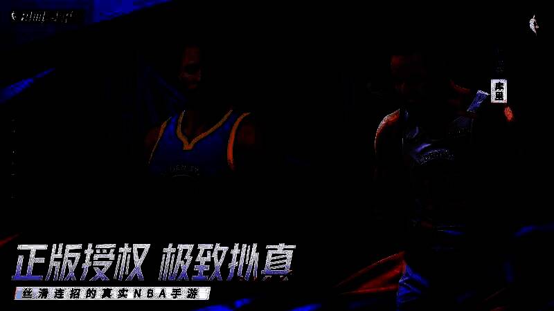 NBA球场全景展示，观众席座无虚席，灯光璀璨