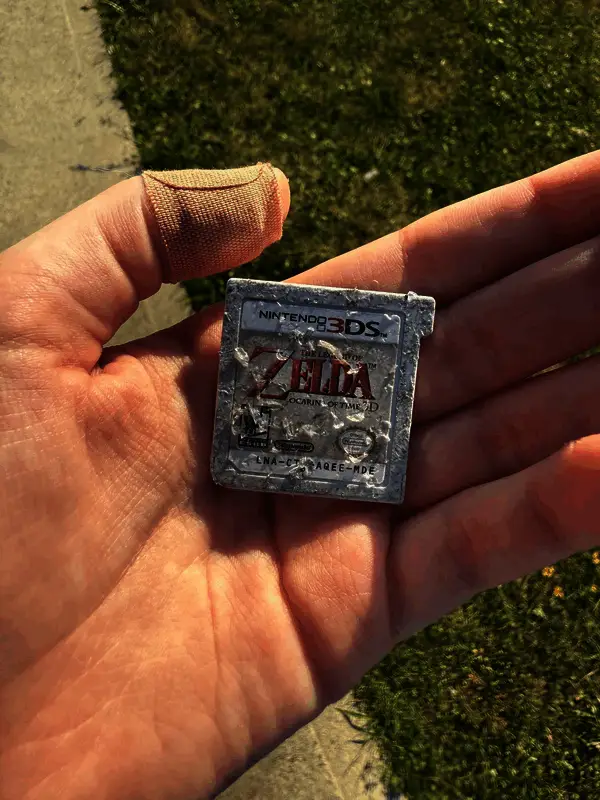 卡带背面展示金属触点细节，虽有轻微刮痕但仍保持完整