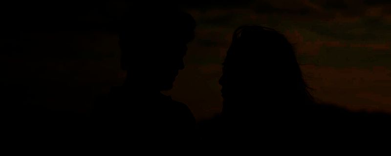 游戏界面展示关键道具平安符与角色对话选项