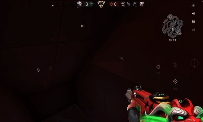 游戏角色在掩体后准备突袭，眼神专注紧盯前方